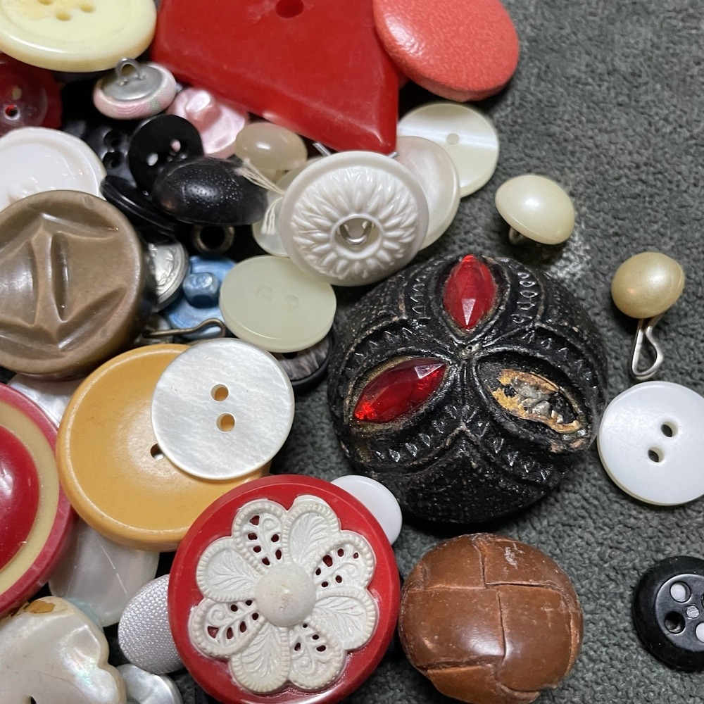 ANTIQUE VINTAGE LOT OF Assorted BUTTONS - Picture 3 of 4